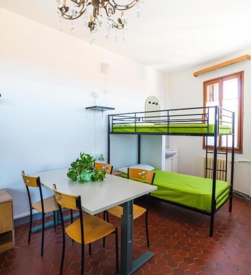 اتاق استاندارد با سرویس بهداشتی مشترک, Ostello Domus Civica