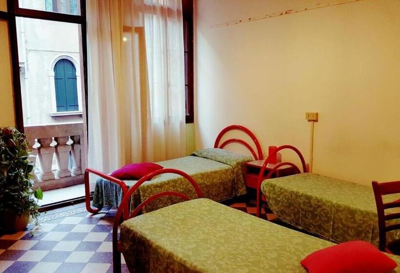 اتاق استاندارد با سرویس بهداشتی مشترک, Ostello Domus Civica