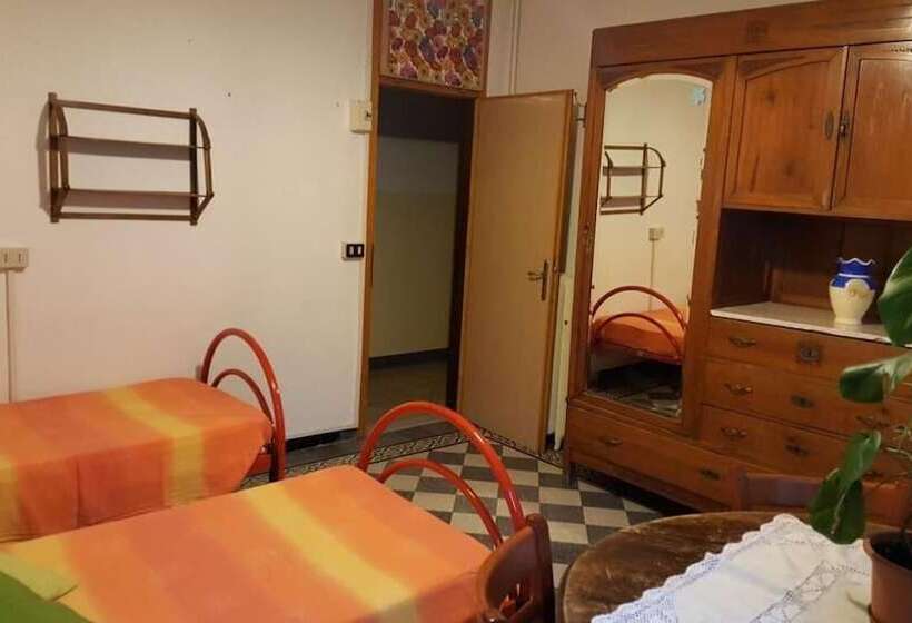 اتاق استاندارد سه تخته با سرویس بهداشتی مشترک, Ostello Domus Civica