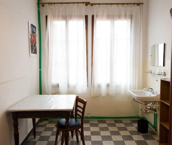 اتاق استاندارد یک تخته با سرویس بهداشتی مشترک, Ostello Domus Civica