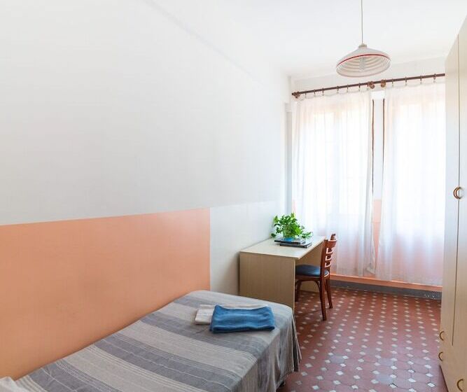 اتاق استاندارد یک تخته با سرویس بهداشتی مشترک, Ostello Domus Civica