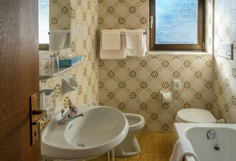 חדר לארבעה סטנדרטי עם מרפסת, Pension Löwen