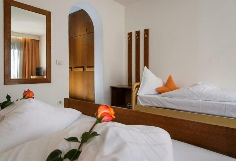 חדר לארבעה סטנדרטי עם מרפסת, Pension Löwen