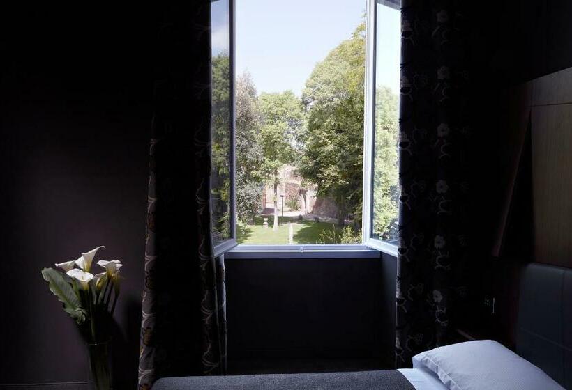 Camera Standard, The Building