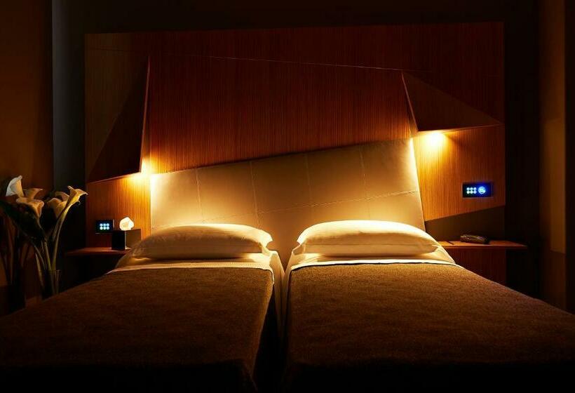 Camera Standard, The Building