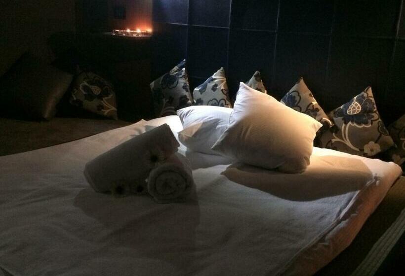 Camera Standard, The Building