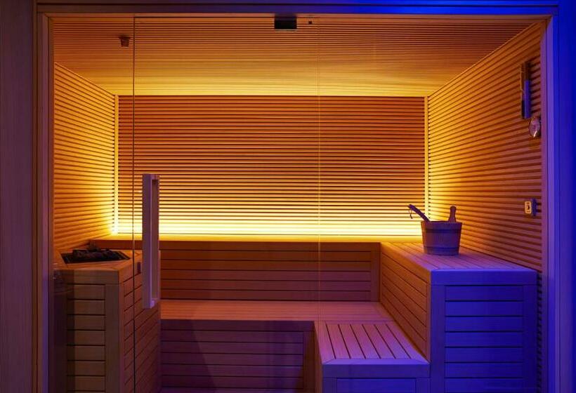 Camera Standard, The Building