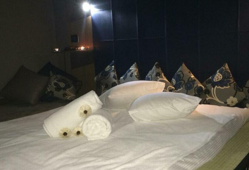 Camera Standard, The Building