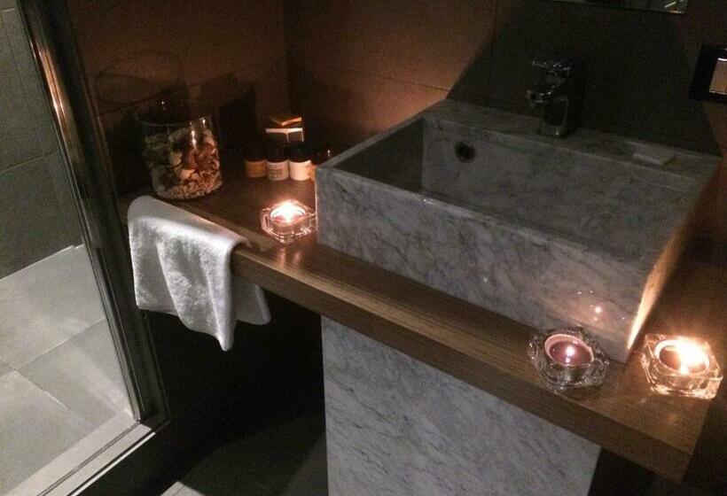 Camera Standard, The Building