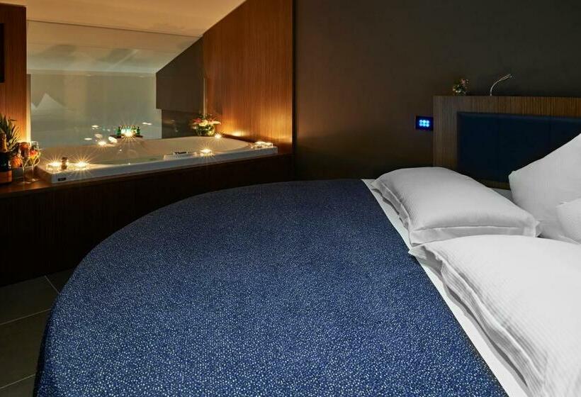 Junior Suite con Idromassaggio, The Building