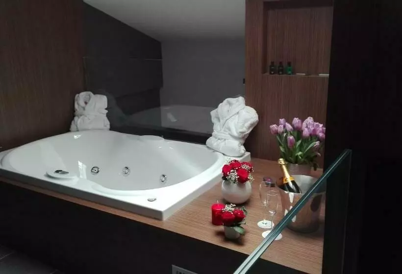 Junior Suite con Idromassaggio, The Building