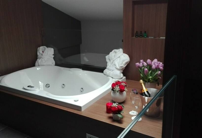 Junior Suite con Idromassaggio, The Building