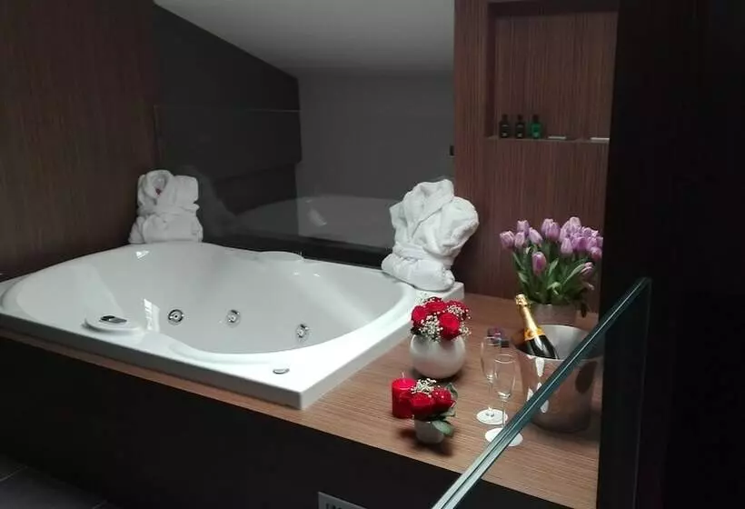 Junior Suite con Idromassaggio, The Building