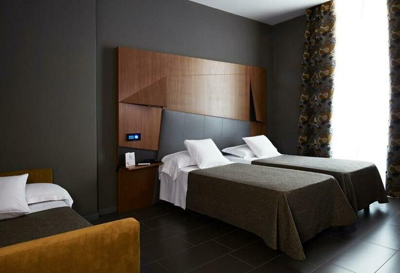 Camera Tripla Standard, The Building