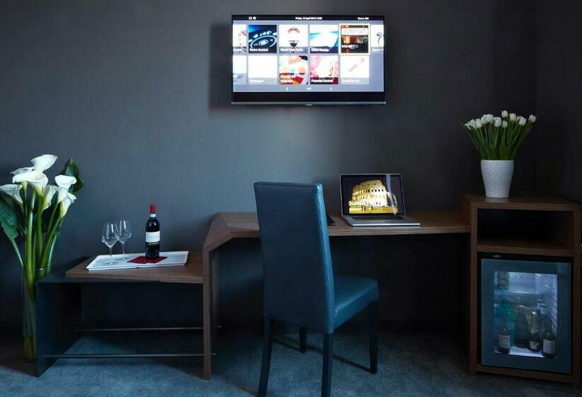 Camera Tripla Standard, The Building