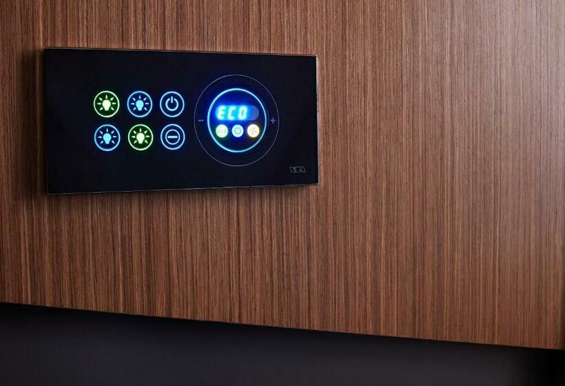 Camera Tripla Standard, The Building