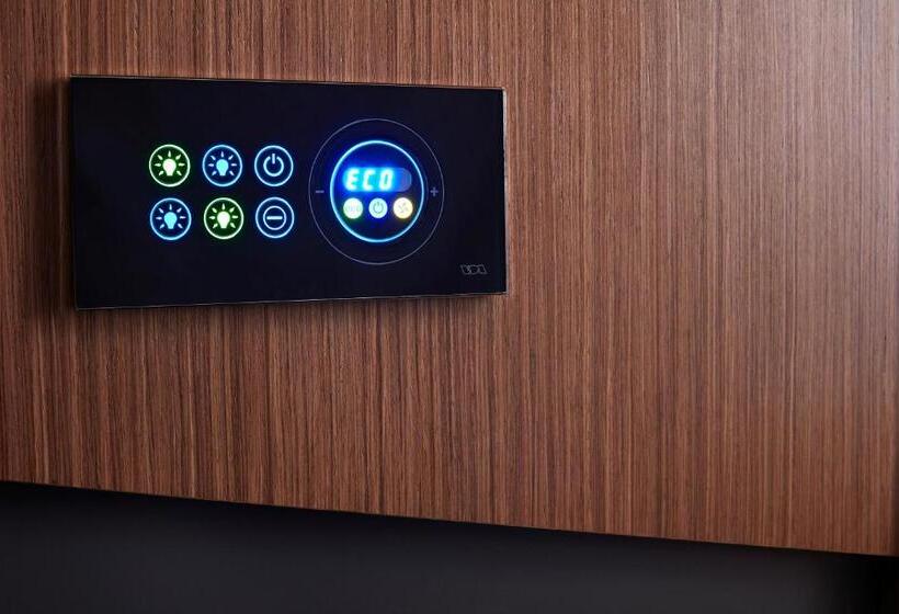 Camera Standard, The Building