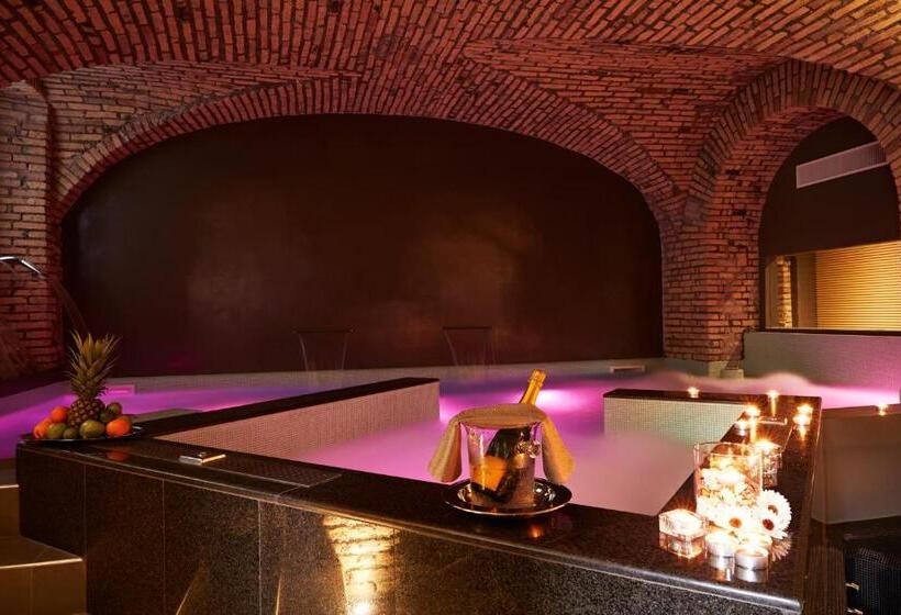 Camera Standard, The Building