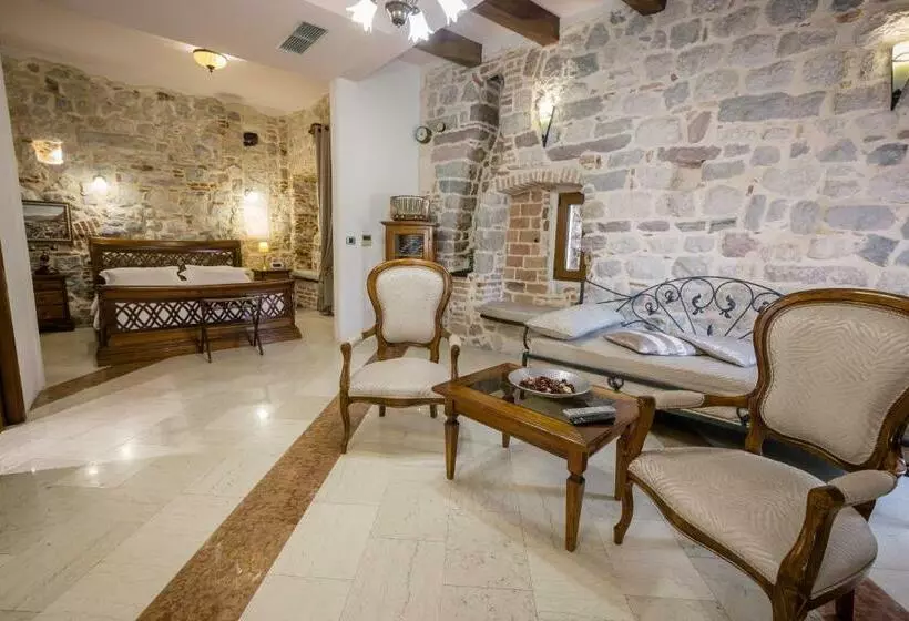استودیوی لوکس, Villa Duomo