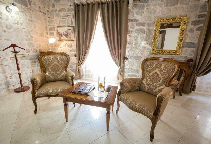 استودیوی لوکس, Villa Duomo