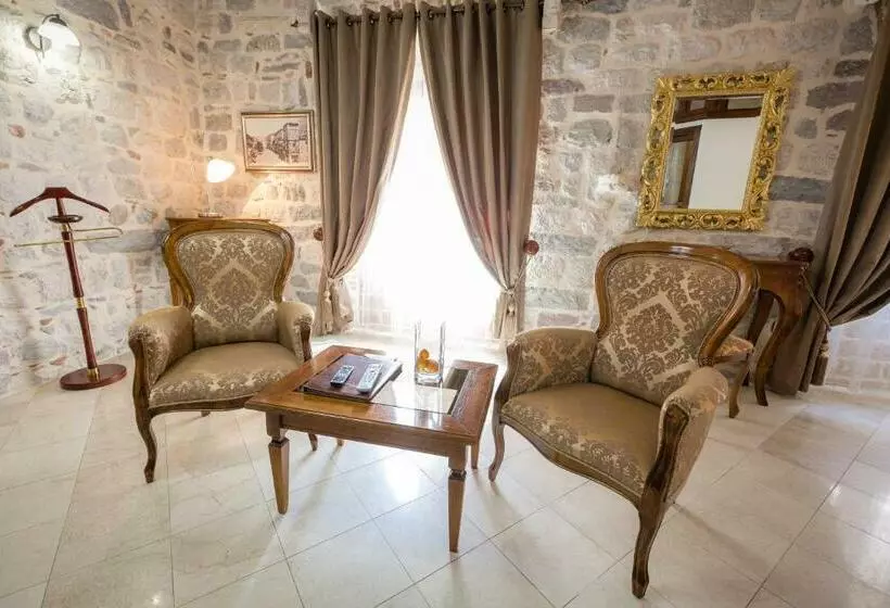 استودیوی لوکس, Villa Duomo