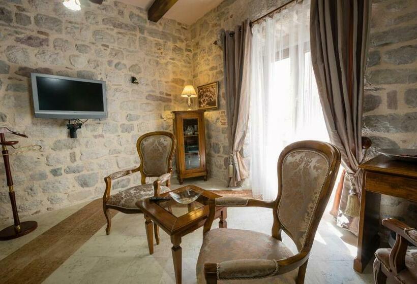 استودیوی لوکس, Villa Duomo