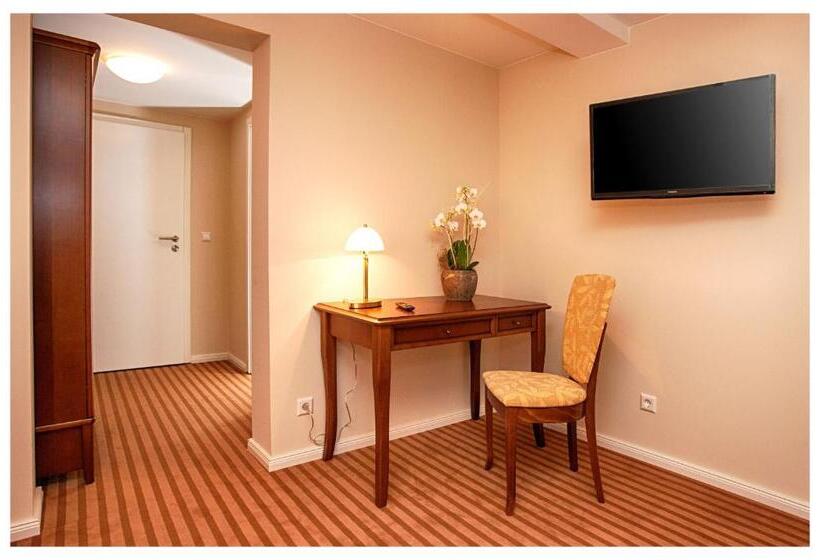 标准单人间, Postillion