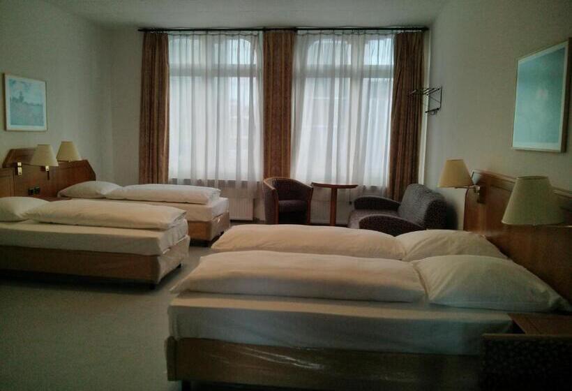 חדר סטנדרט לארבעה, Willy Hotel Frankfurt