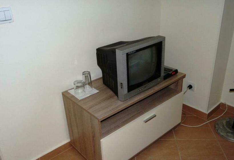 غرفة قياسية حمام مشترك, Guest Rooms Kom