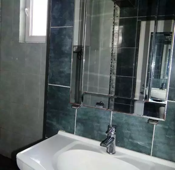 Standard-huone Jaettu Kylpyhuone, Guest Rooms Kom