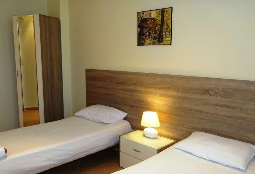 غرفة قياسية حمام مشترك, Guest Rooms Kom