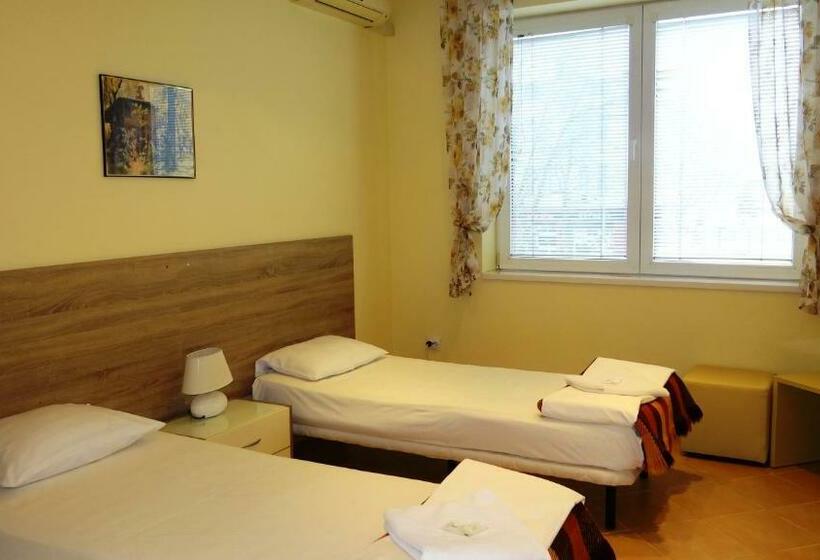 غرفة قياسية حمام مشترك, Guest Rooms Kom