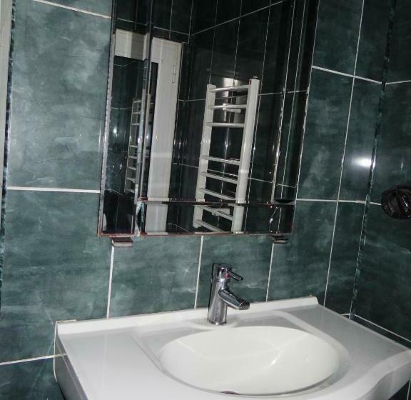 غرفة قياسية حمام مشترك, Guest Rooms Kom