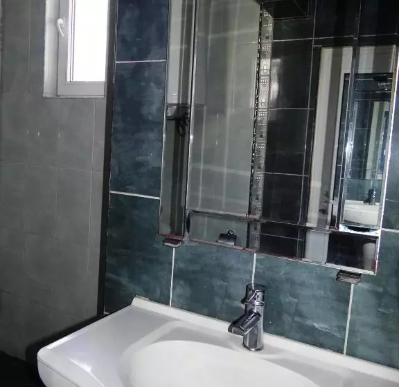 Standard Kolmen Hengen Huone Jaettu kylpyhuone, Guest Rooms Kom