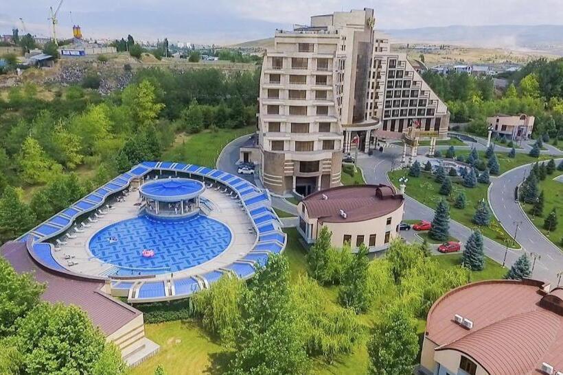 جناح جونيور مزوَّد بشرفة, Multi Grand Pharaon