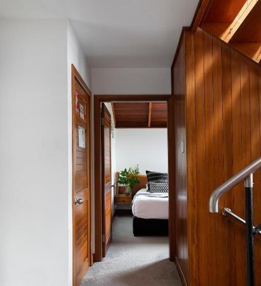 خانه 2 خوابه, The Oasis Apartments And Treetop Houses