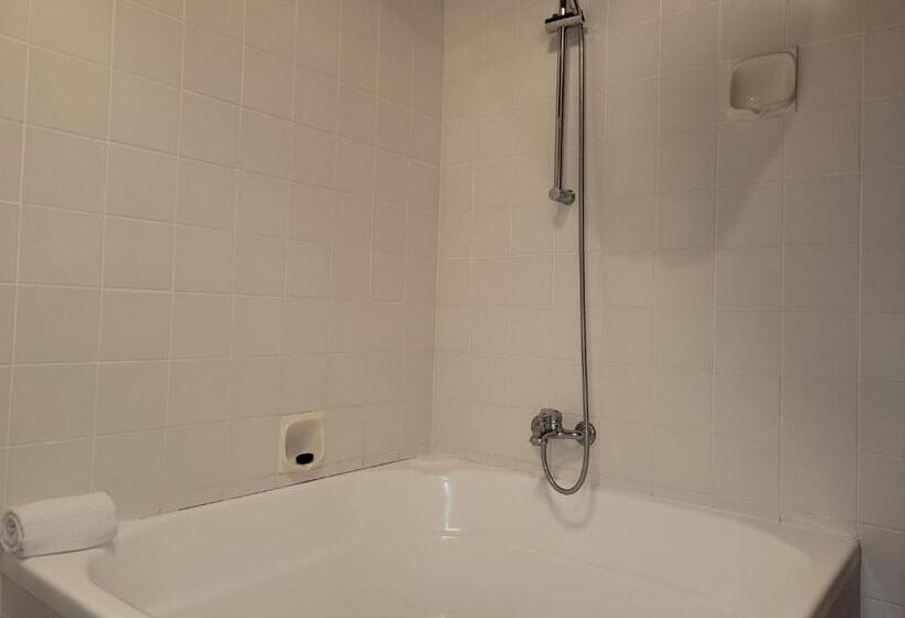 خانه 2 خوابه, The Oasis Apartments And Treetop Houses