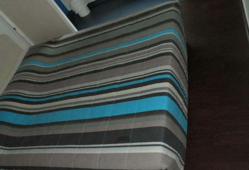 バスルーム共有のトリプルスタンダード, F1 Blois