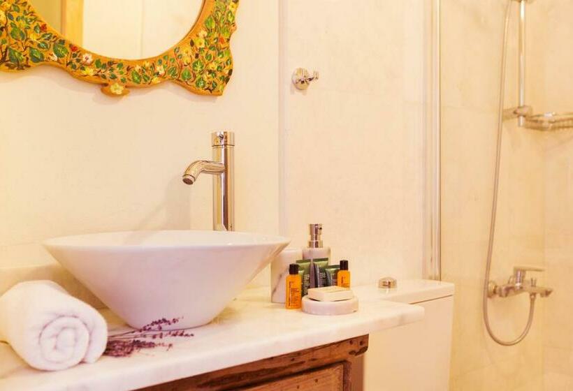 Deluxe Suite, Fidanka