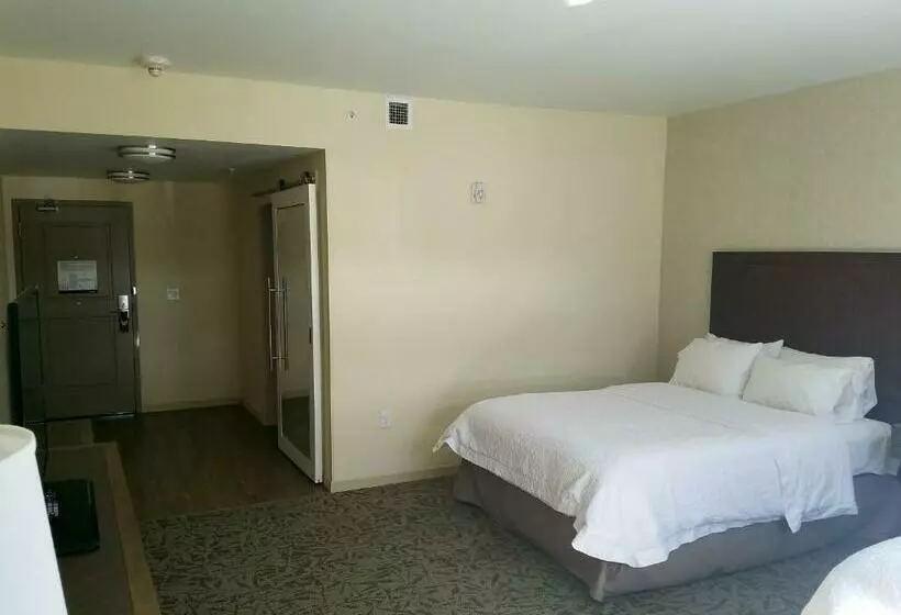 キングサイズベッドのスタンダードルーム, Hampton Inn & Suites Pasco/tricities