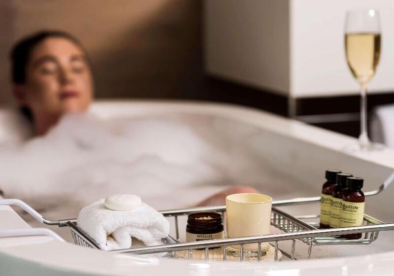 اتاق لوکس با تخت بزرگ, Pullman Sydney Airport