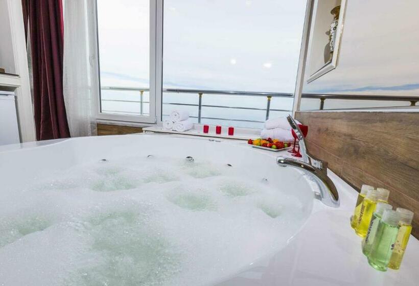 سوئیت با چشمانداز دریا و هیدروماساژ, Andalouse Otel