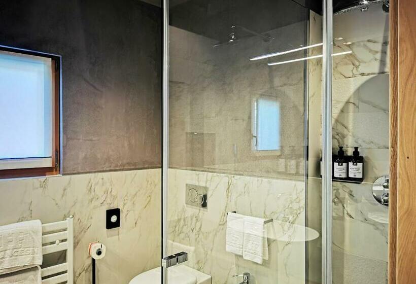 חדר סופריור, Francesin Active