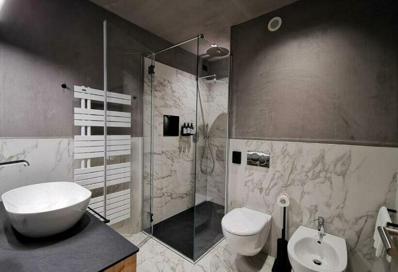 חדר סופריור, Francesin Active