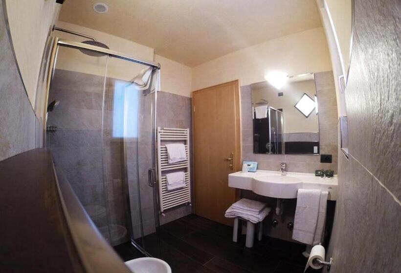 חדר סופריור לשלושה, Francesin Active