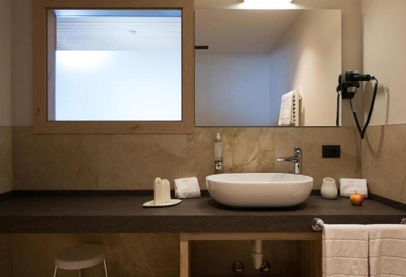 חדר דלוקס לשלושה, Francesin Active