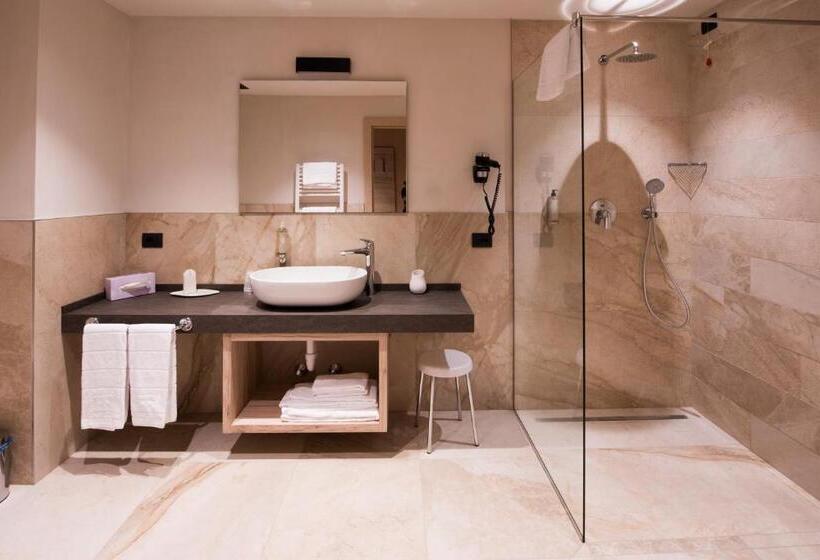 סוויטה משפחתית, Francesin Active