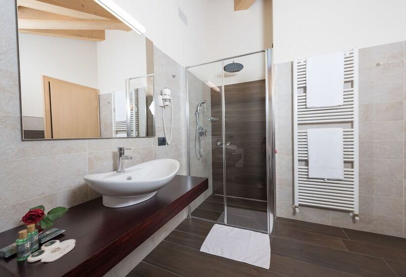 סוויטת ג'וניור נוף הרים, Francesin Active