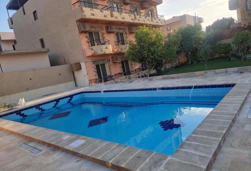 اتاق استاندارد سه نفره, New Memnon