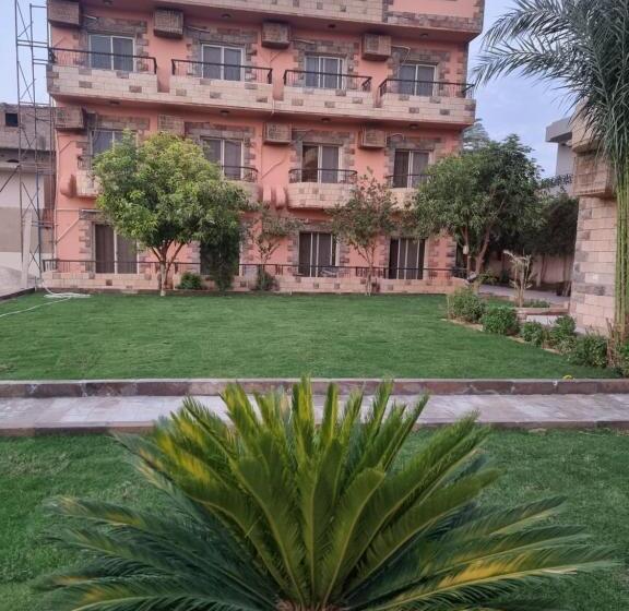 اتاق استاندارد سه نفره, New Memnon